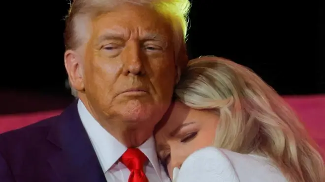 Ifoto igaragaza Donald Trump na Erika Kirk. Erika Kirk amwegamye ku rutugu ahumirije. 