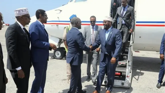 Axmed Madoobe oo si diirran bishii Maarso loogu soo dhaweeyay garoonka Aadan Cadde ee magaalada Muqdisho