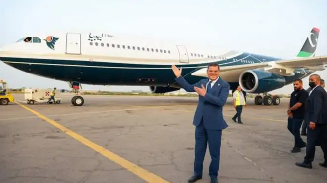 Indege ya Khadaffi igeze i Tripoli