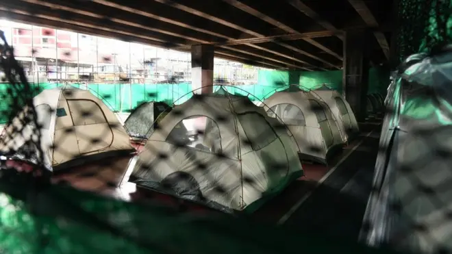ชาวบ้านในชุมชนริมทางรถไฟสายท่าเรือ เขตคลองเตย ปรับพื้นที่บริเวณลานกีฬาใต้ทางด่วน เป็นพื้นที่พักคอยการส่งต่อไปรักษาตัวที่โรงพยาบาลของผู้ติดเชื้อโควิด-19 ( 12 ก.ค. 2564)