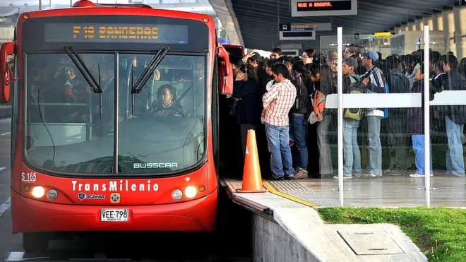 Más de 2 millones de personas usan cada día el Transmilenio en Bogotá.