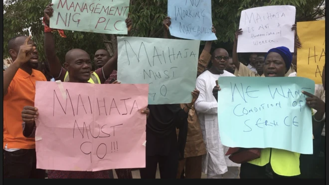 NEMA workers bin carry placard, dey sing aluta song as dem gada for dia headquarters for Nigeria capital Abuja.