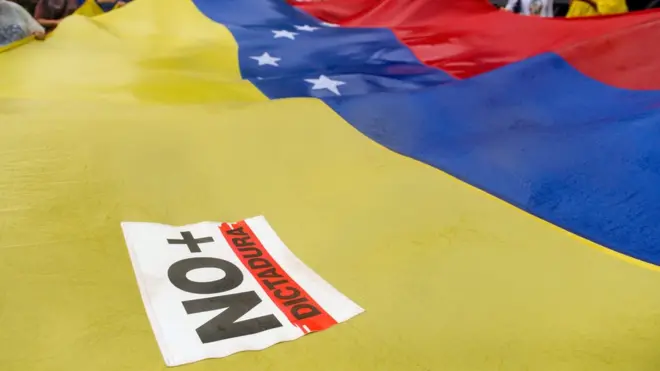 Оппозиция считает Мадуро диктатором и регулярно требует его отставки на улицах. Президент заявляет, что