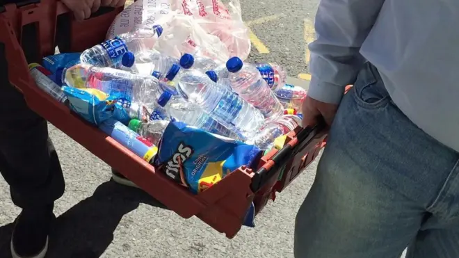 Представители мусульманской общины Манчестера принесли воду сотрудникам экстренных служб