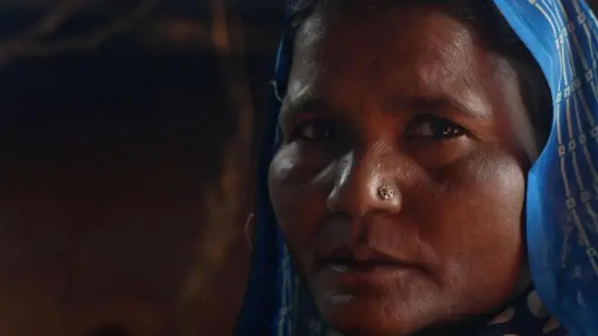  सुकुरतिन प्रजापति आधी मजूरी करायच्या. मग गावातीलच एका शाळेत स्वयंपाक करू लागल्या