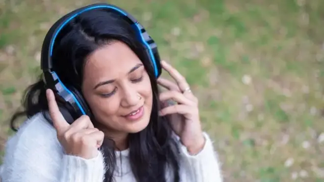 Dhageysiga waxyaabaha kala duwan iyo qalabka loo adeegsado