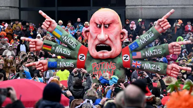 Hiasan karnaval yang menampilkan oligarki Rusia Yevgeny Viktorovich 