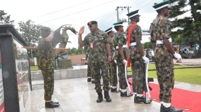 Aworan awọn ologun to n bẹri funra wọn ninu aṣọ ologun, ati awọn to kọyin sita