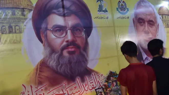 شموع عند صورة الزعيمين الراحلين حزب الله حسن نصر الله وحركة حماس إسماعيل هنية في كراتشي في باكستان