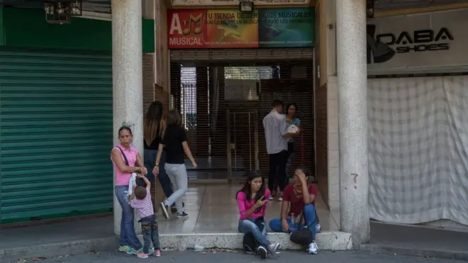 "Tidak ada yang bisa dikerjakanl," Yendresca Munoz, analis bank berusia 34 tahun yang tinggal di Caracas mengatakan kepada kantor berita Reuters.