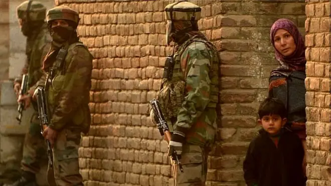 انڈیا کے خلاف مظاہرہ کرنے والے کشمیری نوجوان ایک جانب ہاتھ میں پتھر لیے کھڑے ہیں تو دوسری طرف انڈین سکیورٹی فورسز کے ہاتھوں میں بندوقیں ہیں