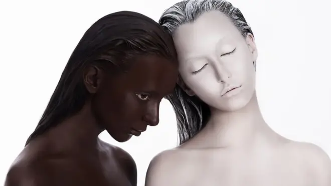 "Que cada quien sea feliz con el color de piel que le ha tocado", recomienda el doctor Grimalt.