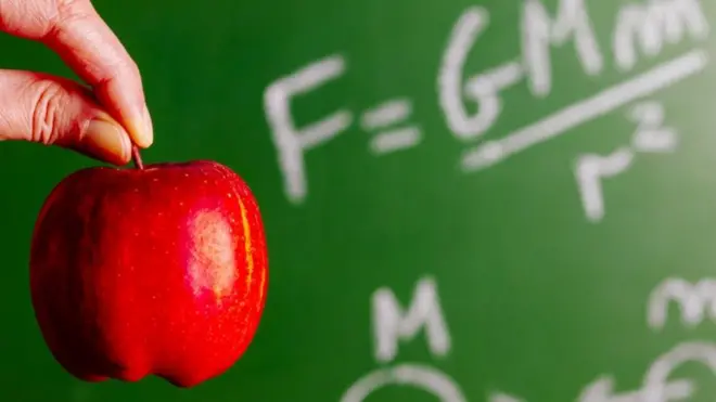 Pomme rouge avec en arrière-plan des formules mathématiques sur un tableau vert