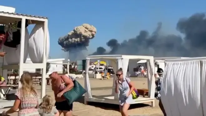 د کریمیا سمندرغاړې یوه سیمه کې خلک وروسته تر هغه په تېښته شول چې ورڅېرمه درنې چاودنې وشوې.