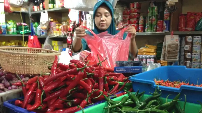 Pasokan cabai di pedagang Pasar Gondangdia, Jakarta Pusat, berkurang sejak akhir tahun.