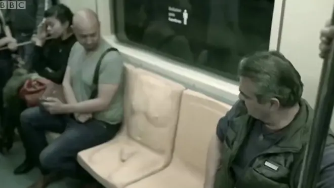 تم تصميم أحد مقاعد المترو في المكسيك ليشبه قضيب وصدر رجل