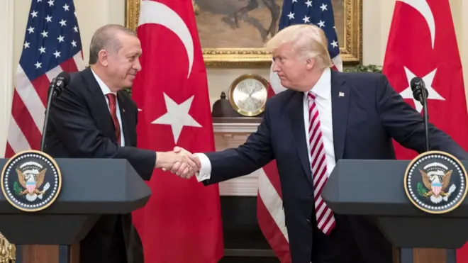 Recep Tayyip Erdogan explicó que Donald Trump tomó la decisión de retirar sus tropas del norte de Siria luego de una conversación telefónica que mantuvo con él.