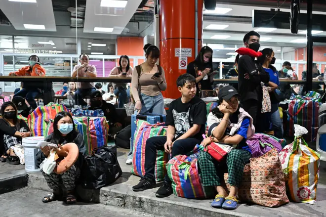 คนรอรถบขส.