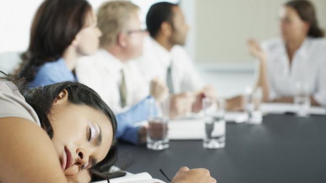 Mujer dormida en una reunión