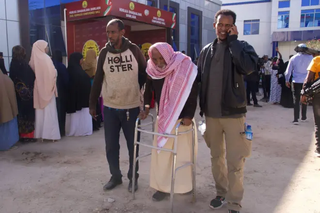 Mid ka mid ah dadka codkooda dhiibanaya