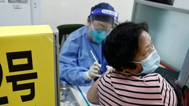 Một trung tâm tiêm vaccine ở Trung Quốc