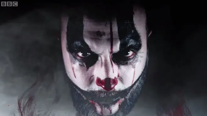 మేకప్ వేసుకున్న వ్యక్తి