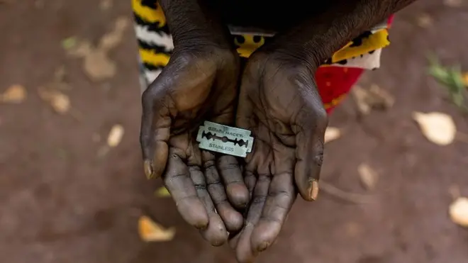 سيدة تمسك موس