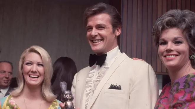 سر راجر مور جیمز بانڈ اور ’دی سینٹ‘ کے کرداروں سے مشہور تھے