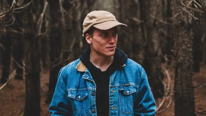 عاد إسحاق فريمان للسوبر ماركت المحلي، الذي عَمِلَ فيه من قبل كطالب، وكان يحسب أنه لن يعود للعمل فيه أبدا