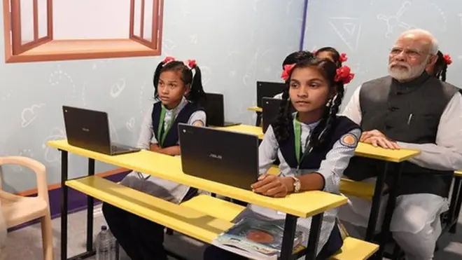સ્કૂલમાં બાળકો સાથે વડા પ્રધાન નરેન્દ્ર મોદી
