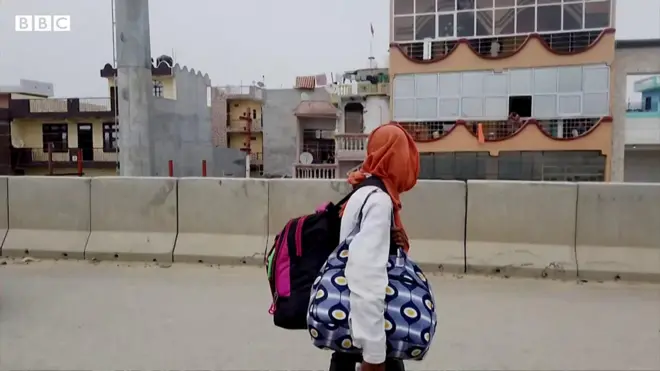 肺炎疫情：记者采访当场赠鞋给光脚走路回家的印度劳工