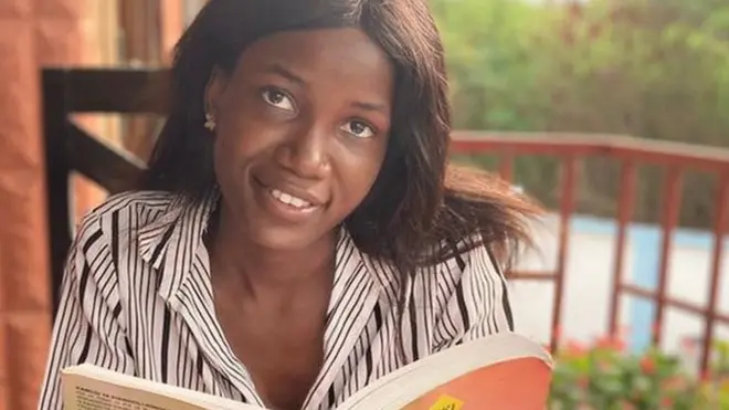 Femme regardant l'appareil photo