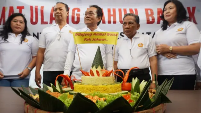 Tumpeng yang menjadi bagian dari perayaan HUT Presiden Jokowi di Solo, Kamis (21/6).