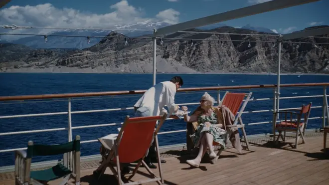 Perjalanan ke berbagai pelabuhan, aktivitas, dan layanan speerti hotel membuat berpesiar menarik pensiunan.