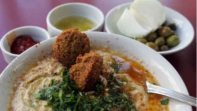 Le régime alimentaire des populations vivant près de la mer Méditerranée repose sur la consommation de fruits, de légumes, de noix, du poisson et d'huile d'olive.