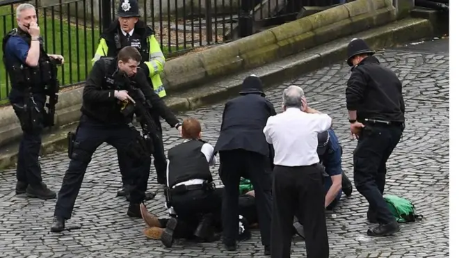 Tersangka pelaku disergap dan petugas berusaha menyelamatkannya dalam kehati-hatian.