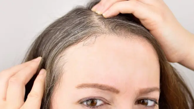 ጸጉሪ ርእሳ ናብ ጻዕዳ ይቕየር ዘሎ ሰበይቲ