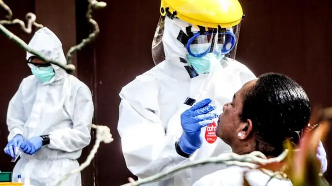 Tim Gugus Tugas Percepatan dan Pencegahan COVID-19 Jayapura mengambil sampel seorang staf Kantor Pelayanan Perbendaharaan Negara (KPPN) Jayapura, Papua, Rabu (22/07)