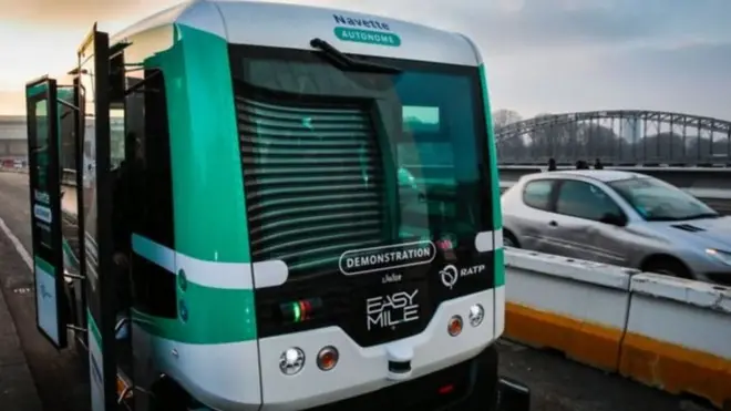 В Париже открыли маршрут с беспилотными автобусами. Они курсируют между Лионским вокзалом и вокзалом Аустерлиц.