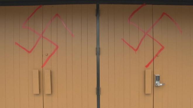علامة الصليب المعقوف رسمت على باب معبد يهودي في أتاوا في عام 2016