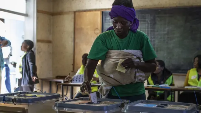 Zimbabwe elections bin get pipo wey wake for early morning to cast vote.