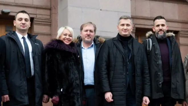 Костянтин Богатов (в центрі) у 2020 році обрався в Київраду від "Голосу"