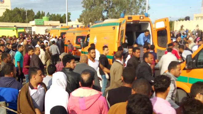Ambulans tiba untuk menolong para korban serangan di masjid Rawda dekat El-Arish pada 24 November 24 2017.