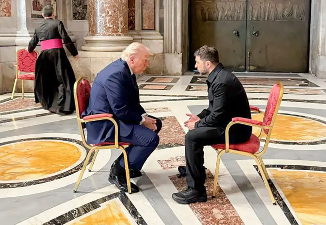 Trump ve Zelenskiy Vatikan'da Papa Francesco'nun San Pietro Bazilikası'ndaki cenaze töreninde bir araya geldi