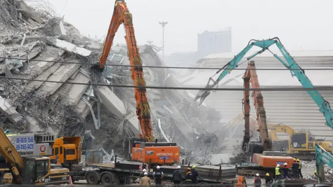 地震发生后，泰国救援人员抵达首都一栋建筑物倒塌现场展开搜救。