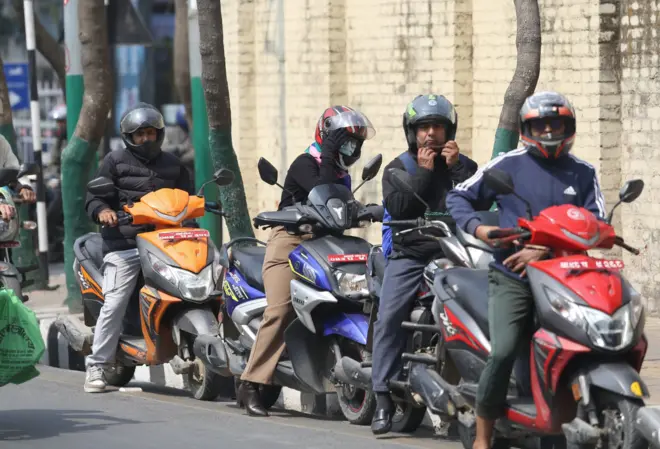 पेट्रोल हाल्न लाइनमा बसेका उपभोक्ता
