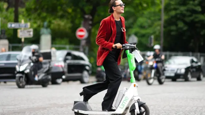 Los parisinos votaron en abril a favor de prohibir el alquiler de monopatines eléctricos, pero la participación fue baja