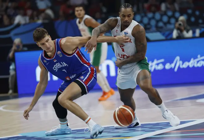 Kapiten Bogdan Bogdanović u duelu sa portugalskim bekom Travanteom Vilijamsom