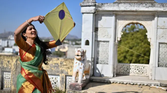 पतंग उड़ाती एक महिला