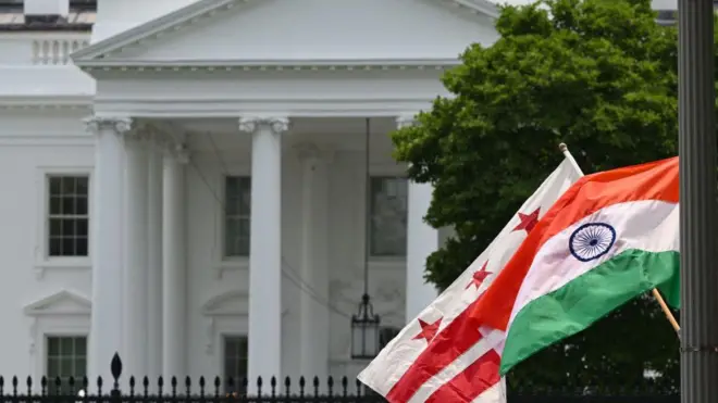 হোয়াইট হাউসের সামনে মার্কিন ও ভারতীয় পতাকা